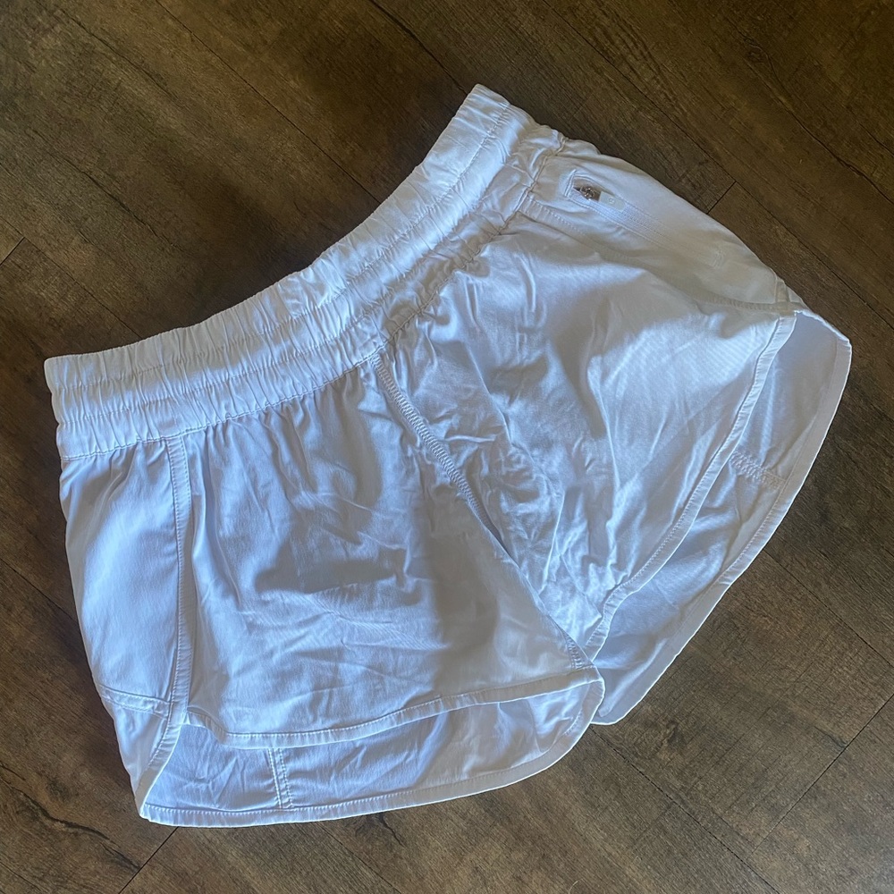 Lululemon White Tracker Short V *4” size 6